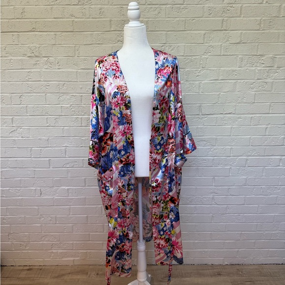 Mary Katrantzou x Victoria’s Secret Robe and Lingerie Set - Picture 5 of 8